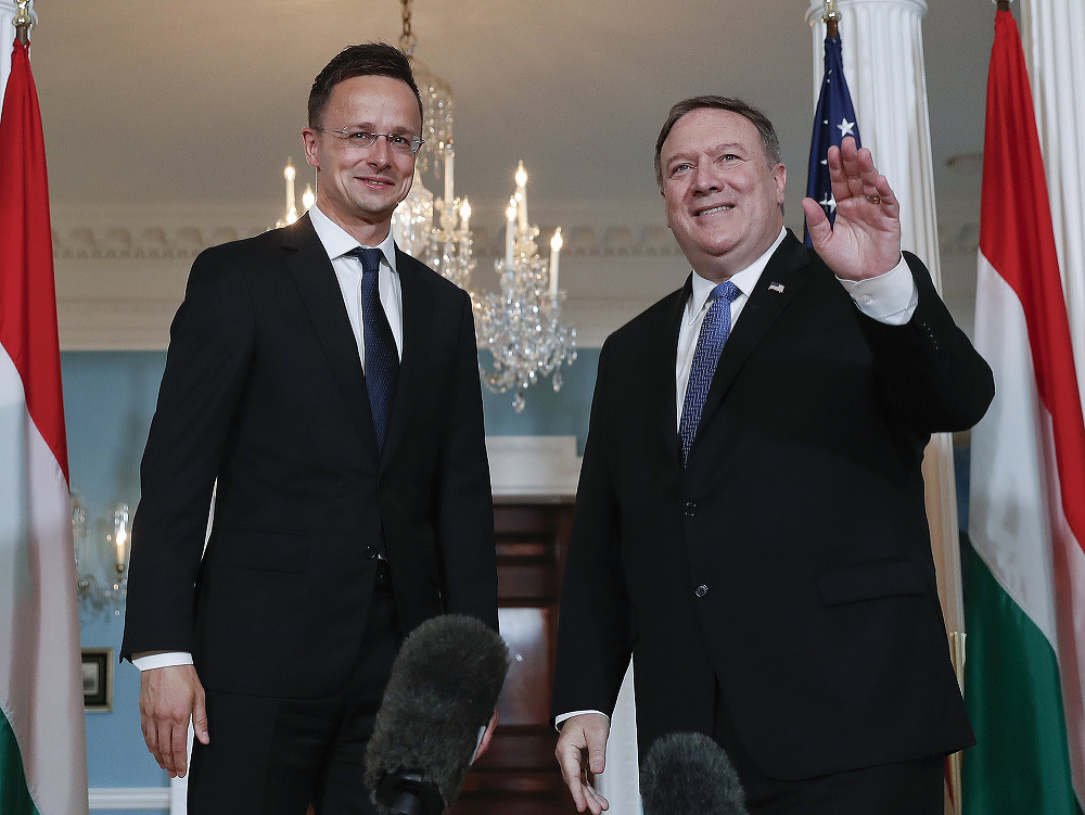 Maďarský minister zahraničných vecí Péter Szijjártó (vľavo) a šéf americkej diplomacie Mike Pompeo počas stretnutia vo Washingtone