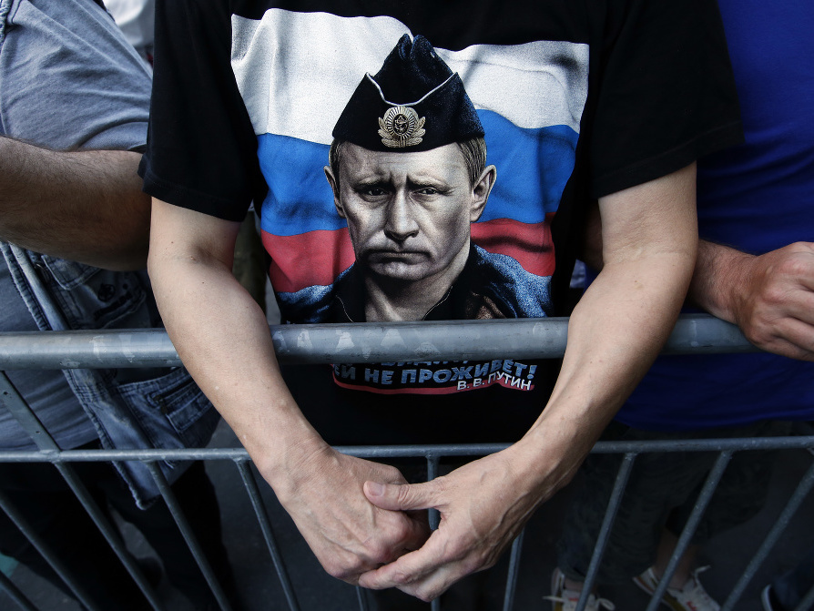 Vladimir Putin na tričku demonštranta.