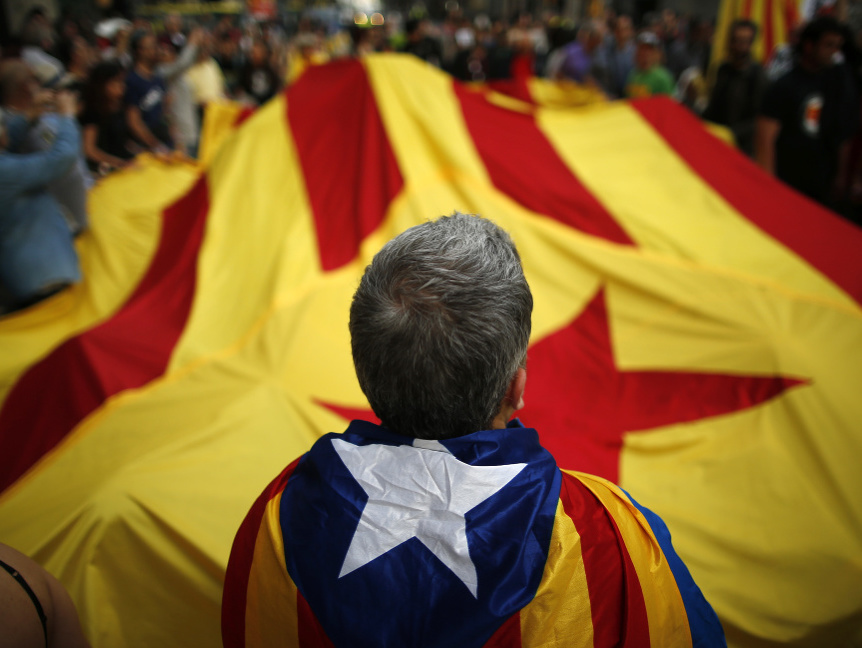 Muž s Esteladou, vlajkou samostatného Katalánska.