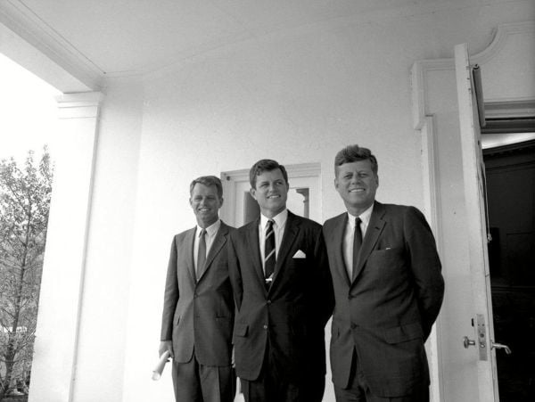 Bratia Kennedyovci, zľava doprava: Robert, Ted a John Fitzgerald