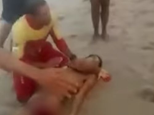 Zranený mladík leží na pláži