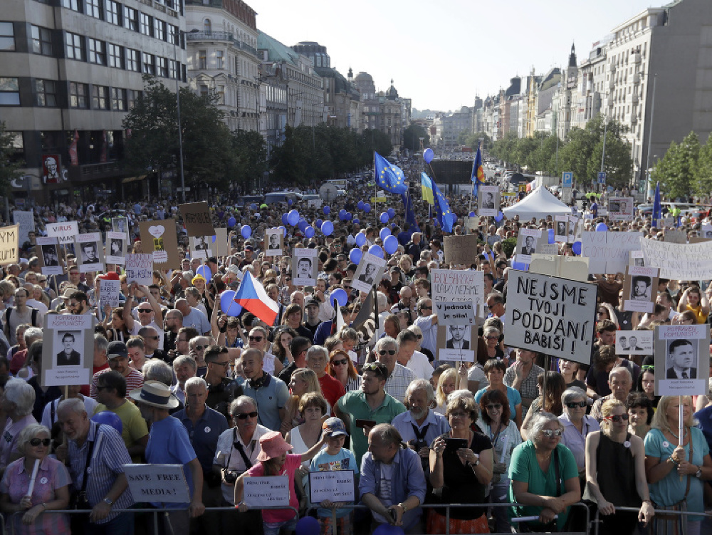 Tisícky ľudí počas demonštrácie na Václavskom námestí v Prahe