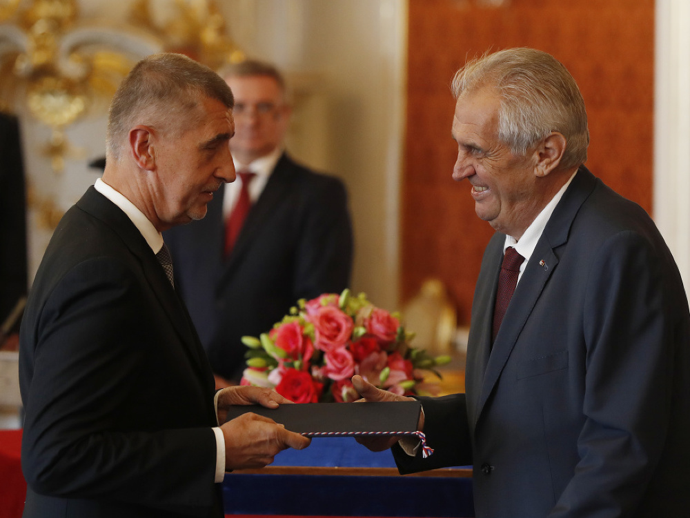Český prezident Miloš Zeman odovzdáva poverovací dekrét novovymenovanému premiérovi českej vlády Andrejovi Babišovi