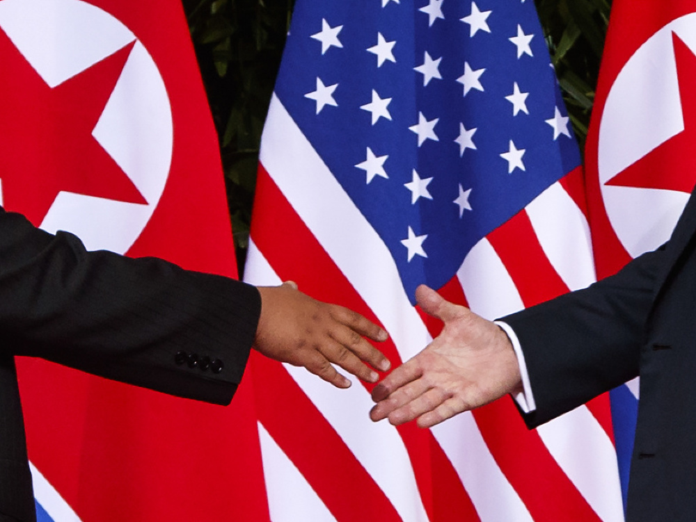 Podanie rúk Kima a Donalda