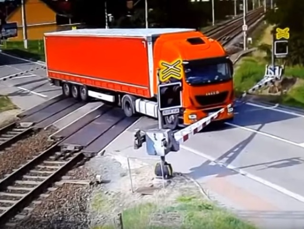 Vodič kamiónu v Česku prerazil závory na vlakovom priecestí. 