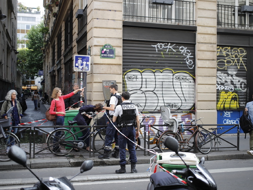 Na snímke francúzske bezpečnostné zložky zasahujú počas rukojemníckej drámy v centre Paríža