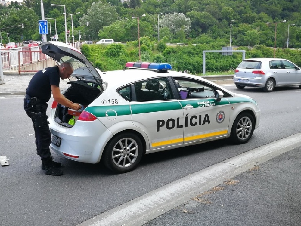 Polícia na svojom Facebooku zverejnila poďakovanie od svedka dopravnej nehody v Bratislave. 