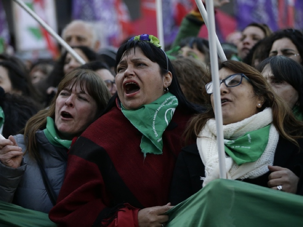 Aktivistky za práva žien sa v Argentíne dočkali. Vláda schválila legalizáciu interrupcií. 