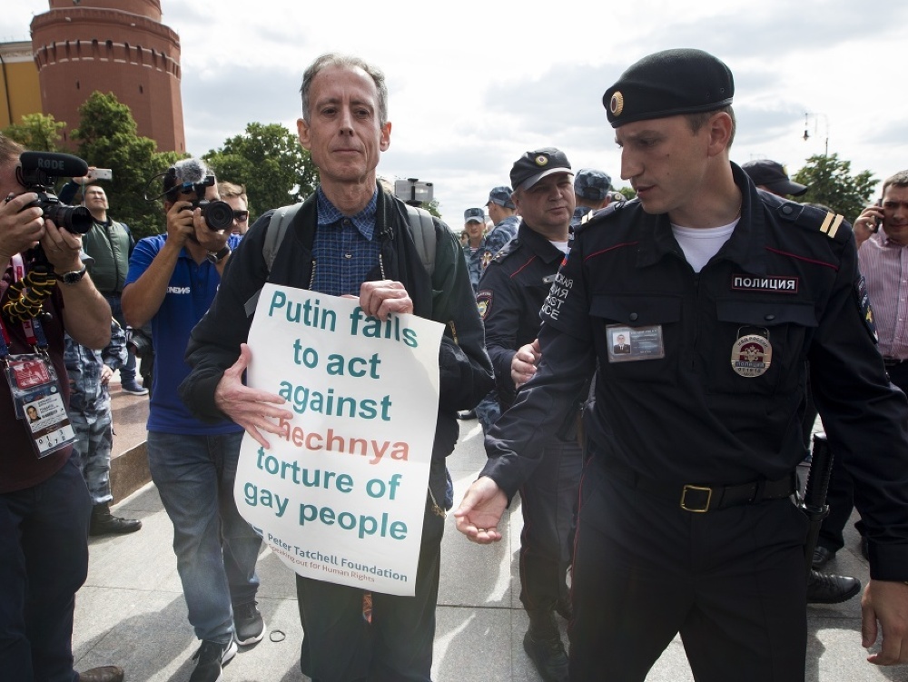 Príslušníci ruskej polície zadržali vo štvrtok britského aktivistu za práva homosexuálov Petra Tatchella. 