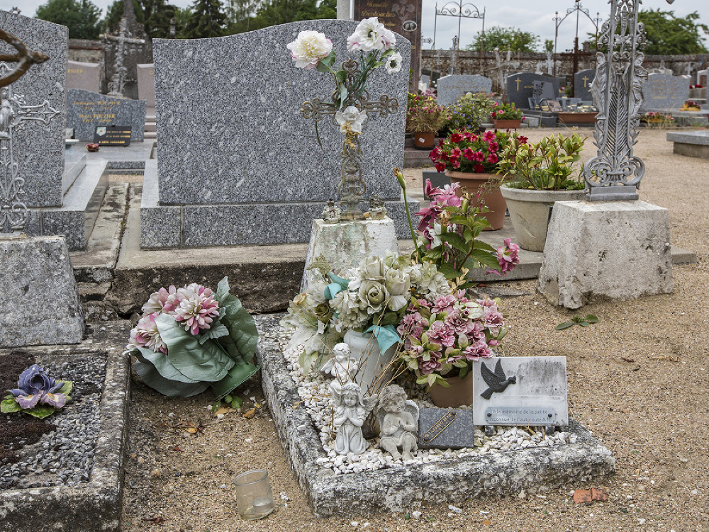 Hrob dievčatka v Suévres, ktoré pred troma desaťročiami našli mŕtve v priekope pri francúzskej diaľnici A10 v blízkosti mesta Blois v strednom Francúzsku.