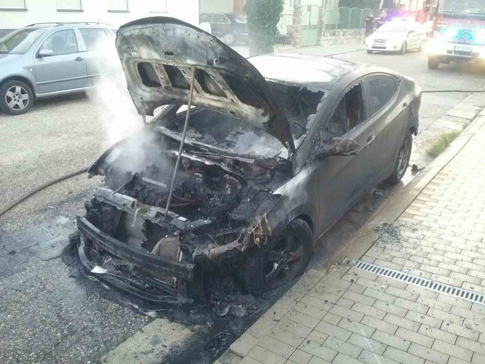 Zhorené auto, ktoré ráno hasili v Trnave. 
