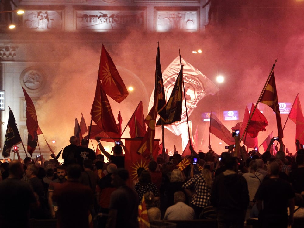 Protesty v Skopje pred budovou parlamentu. 
