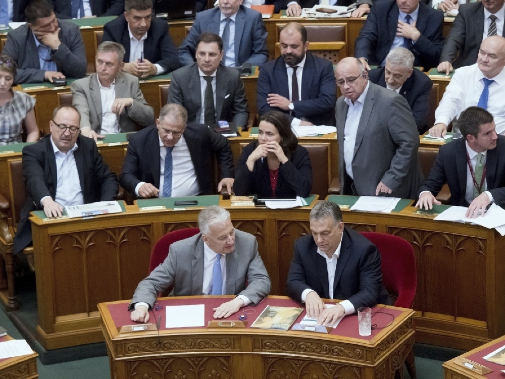 Poslanci maďarského parlamentu na čele s Viktorom Orbánom