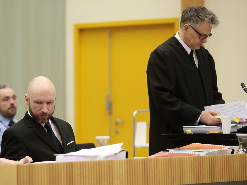 Anders Breivik (vľavo) počas súdneho pojednávania
