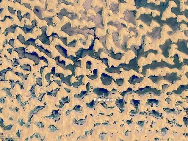 Jazierka vody uprostred púšte