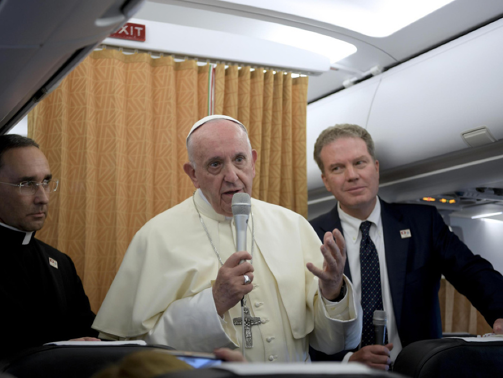Pápež František sa rozprával s novinármi na palube lietadla počas cesty zo Ženevy. 