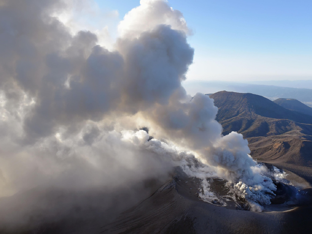 Dym stúpa z krátera prebudenej sopky Šinmoedake po erupcii v Kirišime na juhu Japonska. 