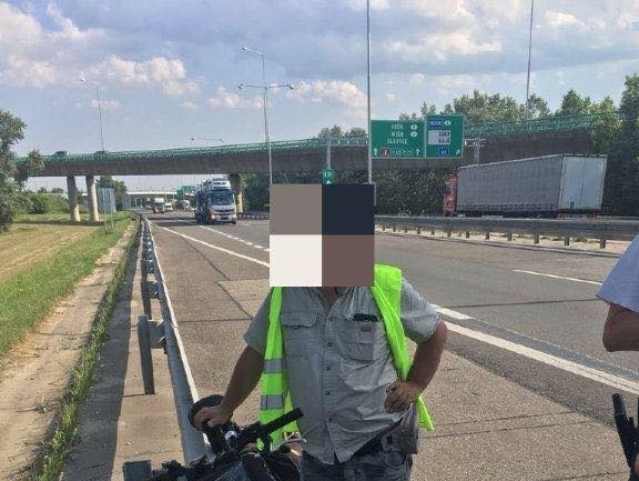 Polícia podrobila dychovej skúške cyklistu, ktorý jazdil po diaľnici D2. 