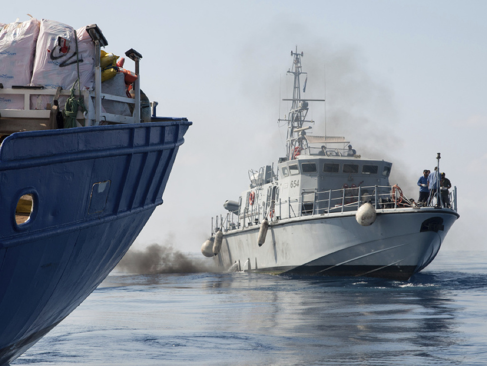 Líbyjská pobrežná stráž zadržala pri svojom pobreží asi 460 afrických migrantov