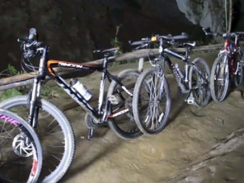 Bicykle pred jaskyňou nechali.