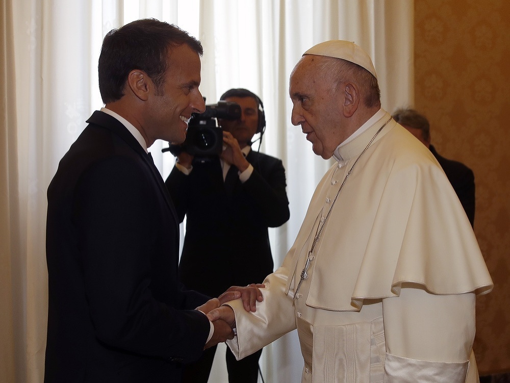 Pápež František a Emmanuel Macron
