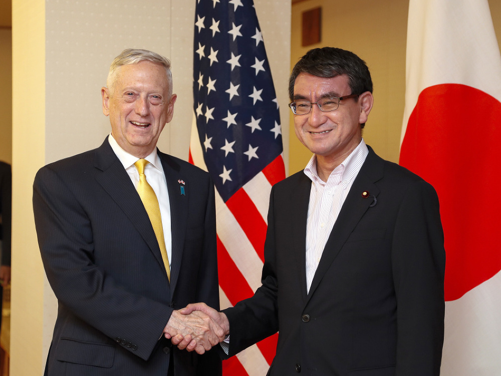 Americký minister obrany Jim Mattis a japonský premiér Shinzo Abe na spoločnom stretnutí v Tokiu. 