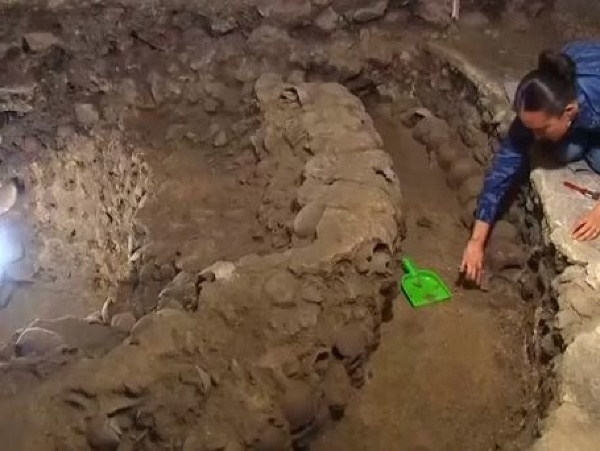 Archeologička odkrýva lebky