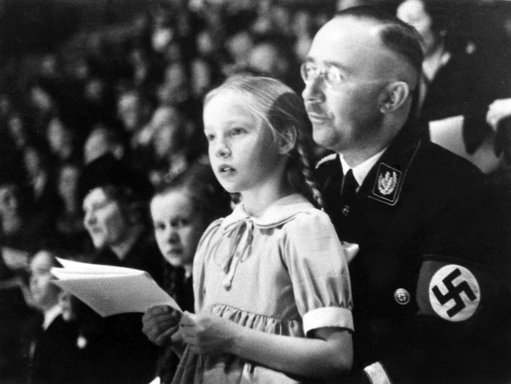 Dcéra nemeckého veliteľa Heinricha Himmlera spolu so svojím otcom. 