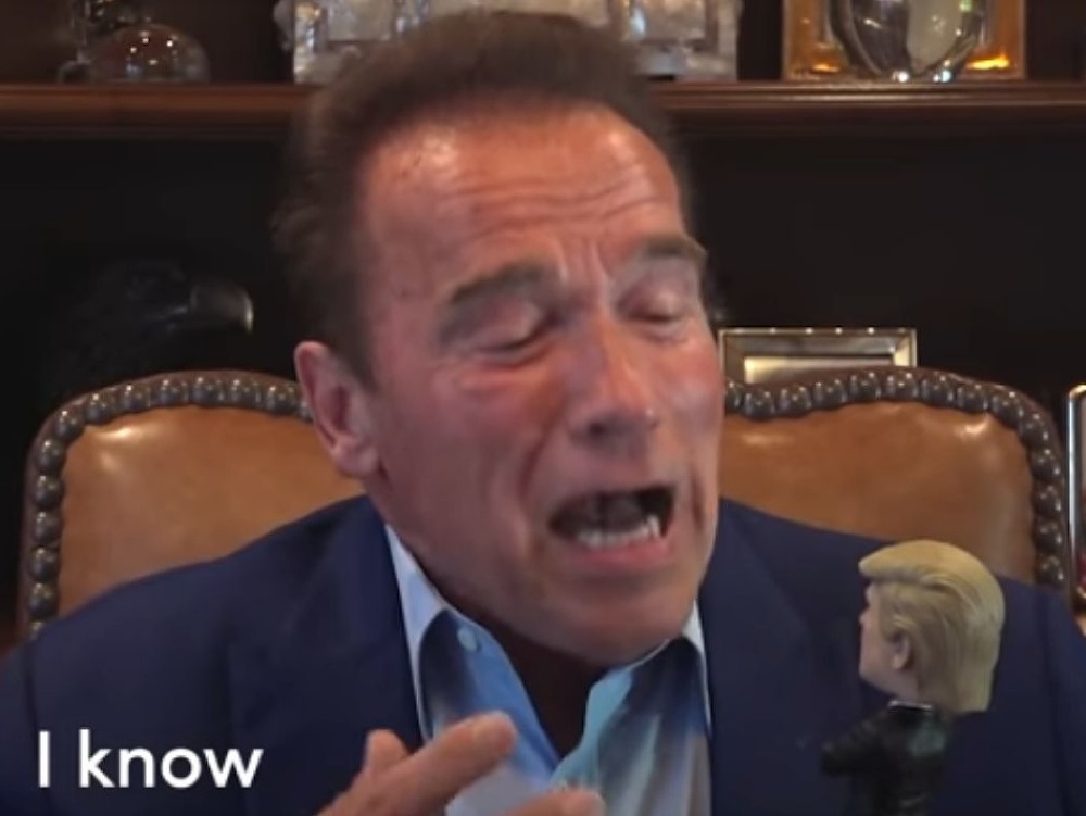 Arnold Schwarzenegger s figúrkou Donalda Trumpa