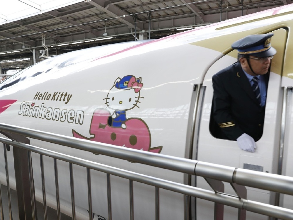 V Japonsku vypravili nový vlak Shinkanzen Hello Kitty. 
