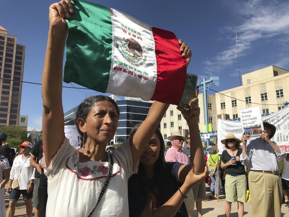 Desatisíce ľudí protestujú proti Trumpovej migračnej politike. 