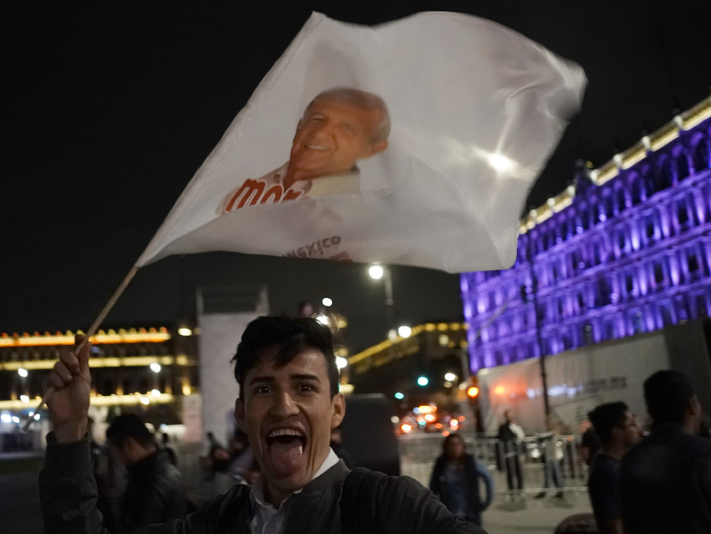 Prezidentské voľby v Mexiku vyhral Andrés Manuel López Obrador. Ľudia sú už v uliciach a skandujú jeho meno. 