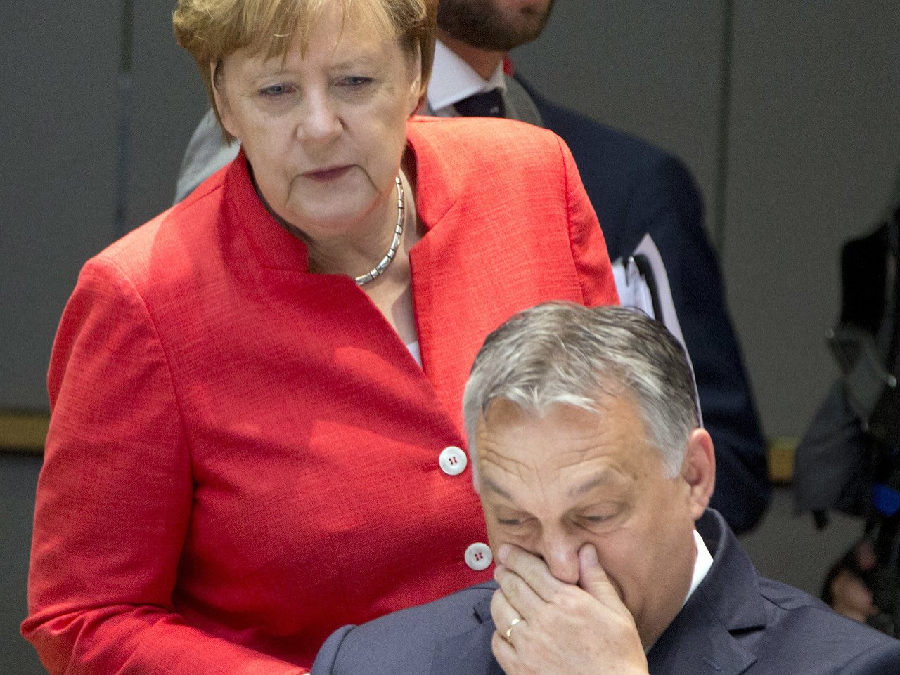 Viktor Orbán a Angela Merkelová pri rokovaniach v Bruseli. 