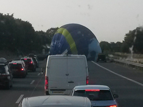 Balón núdzovo pristál na diaľnici v Nemecku.
