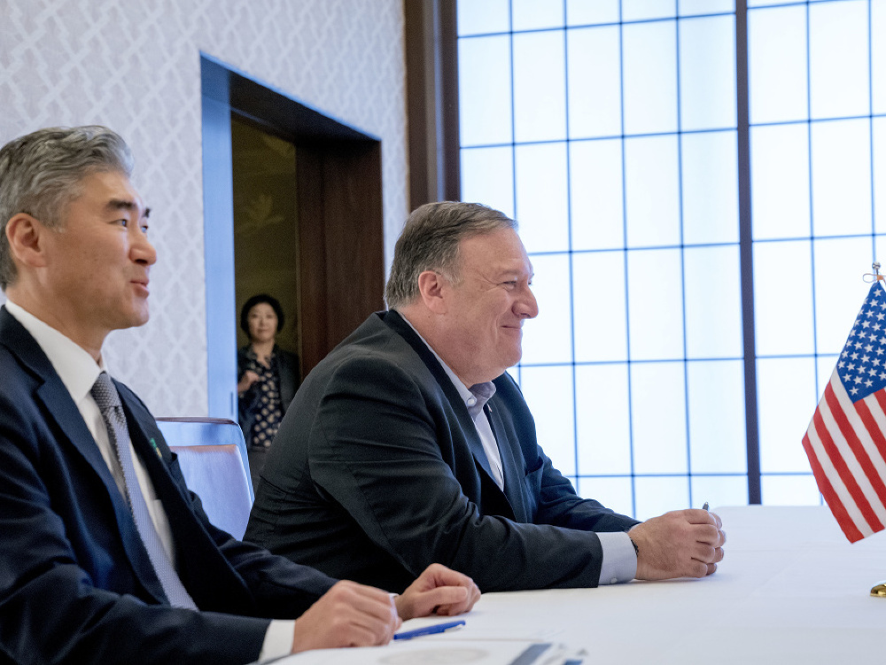 Pompeo na stretnutí s juhokórejskou šéfkou diplomacie Kang Kjong-wha a japonským ministrom zahraničných vecí Taróom Kónom.