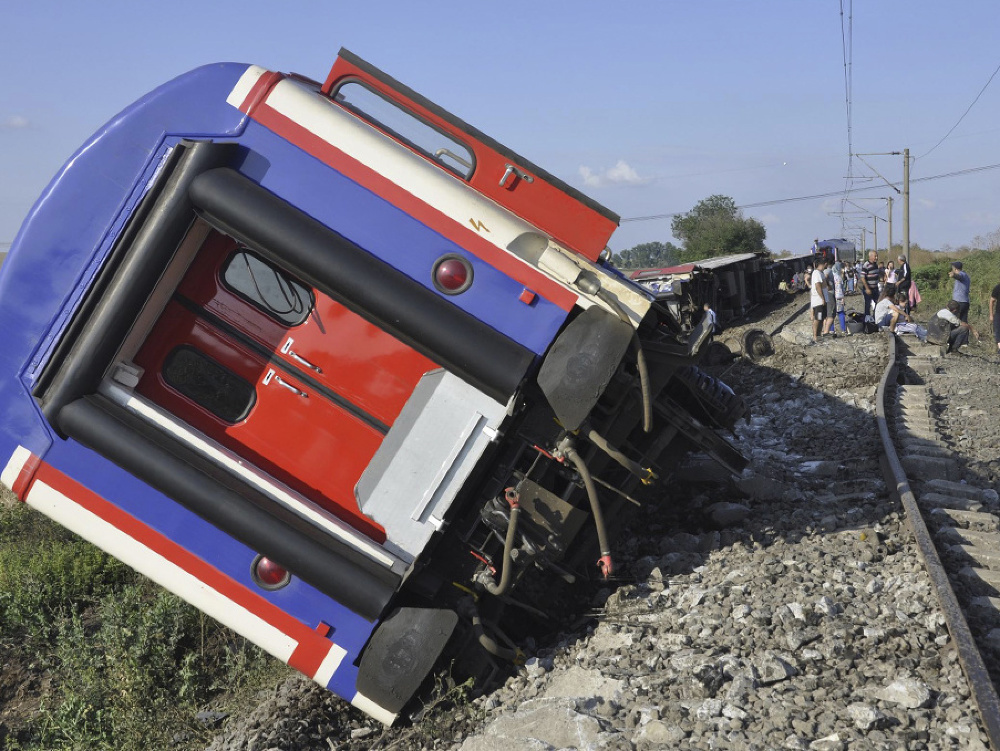 V európskej časti Turecka sa vykoľajil vlak. Pri nešťastí zahynulo nejmenej 27 osôb. 
