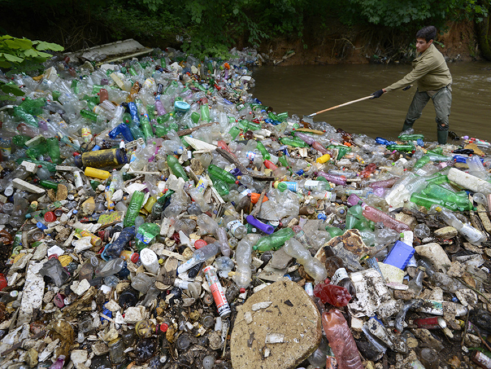 Znečístená rieka Bodva. Za pár dní vyzbierali z nej viac ako 500 vriec odpadu, prevažne plastov. 