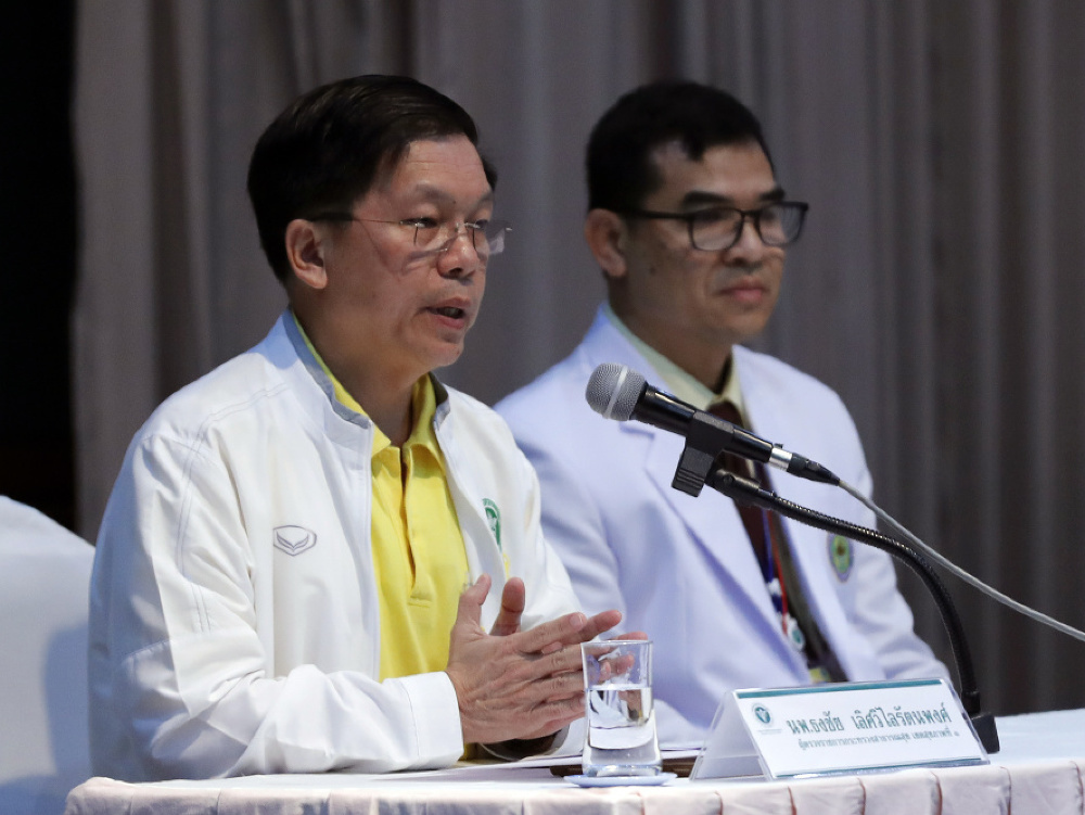 Miestny zdravotnícky predstaviteľ Tchončai Lertvilairattanapong reční počas tlačovej konferencie 11. júla 2018 v nemocnici v thajskej provincii Čiang Rai.