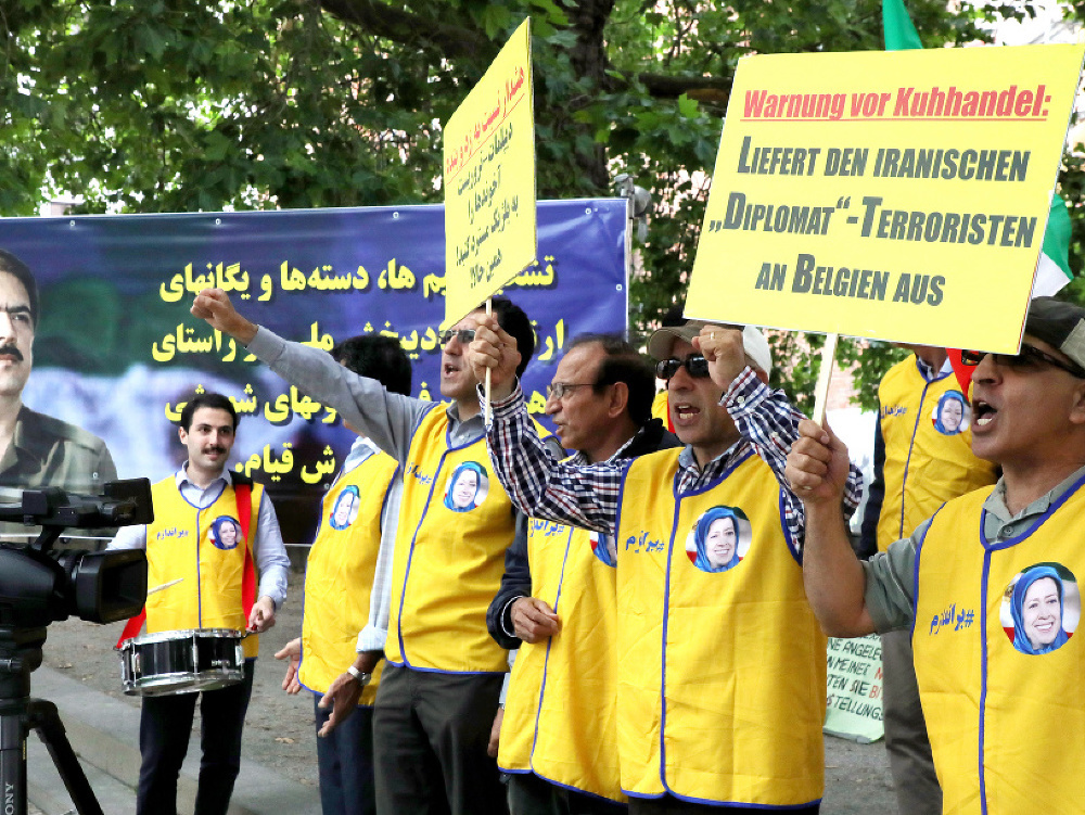 Ľudia protestujú pred ministerstvom zahraničných vecí v súvislosti s uväzneným iránskym diplomatom v Berlíne.