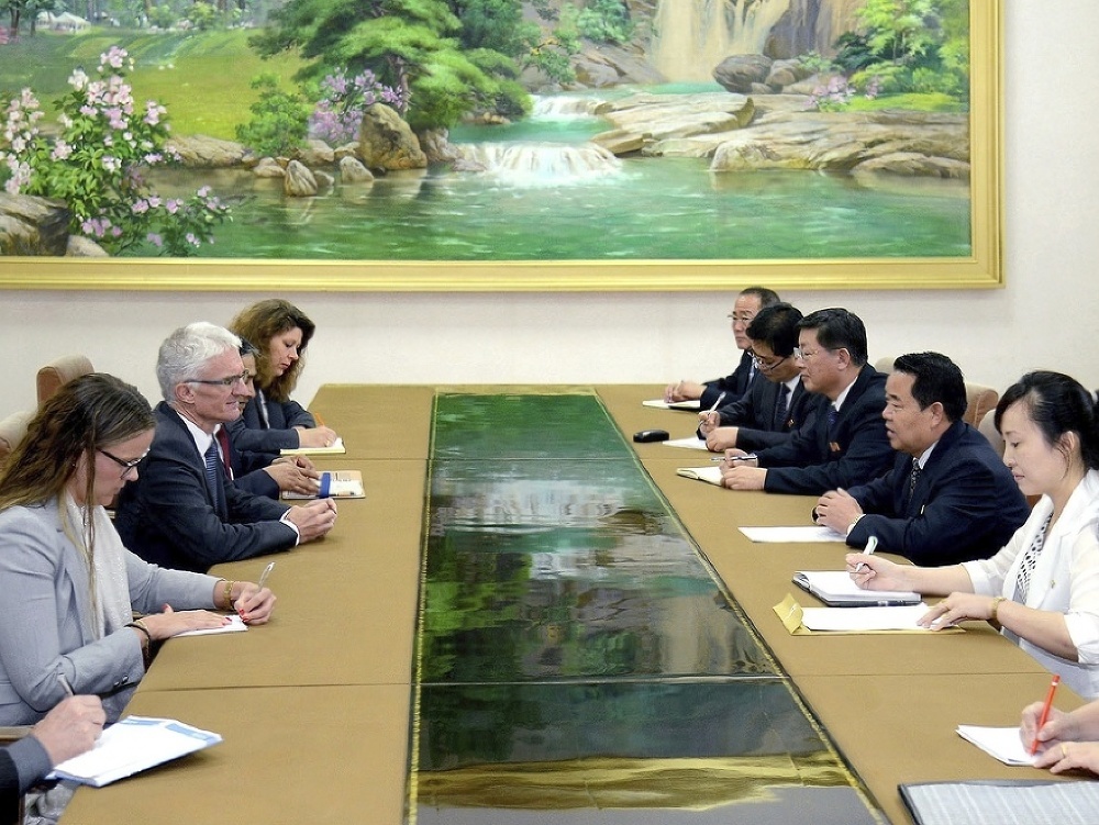 Mark Lowcock počúva ministra zdravotníctva Severnej Kórey Jang Jun Sanga.