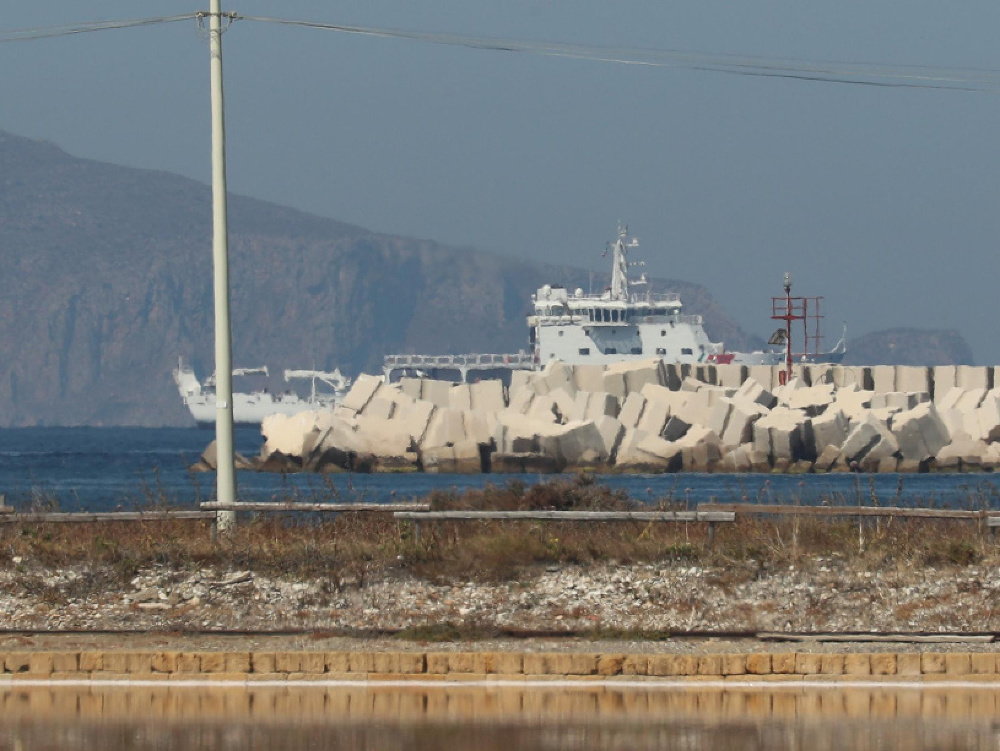 Loď Diciotti čaká na zakotvenie už niekoľko dní. Na palube sa nachádza 67 zachránených migrantov. 