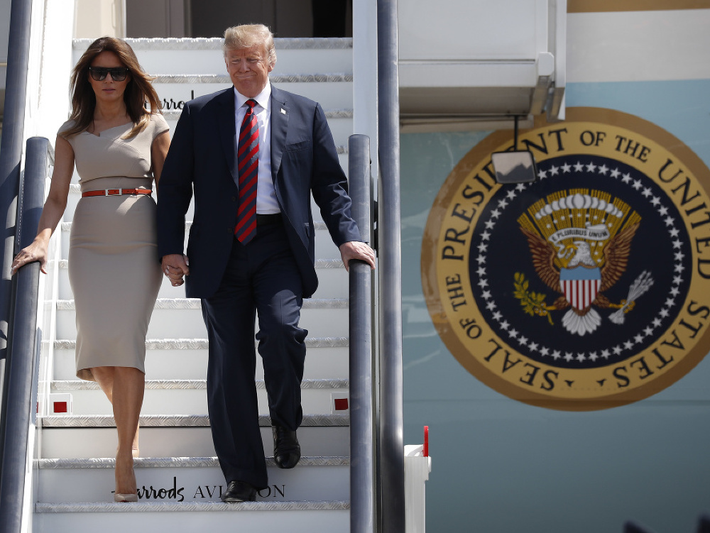 Donald Trump s manželkou počas prvej návštevy Veľkej Británie.