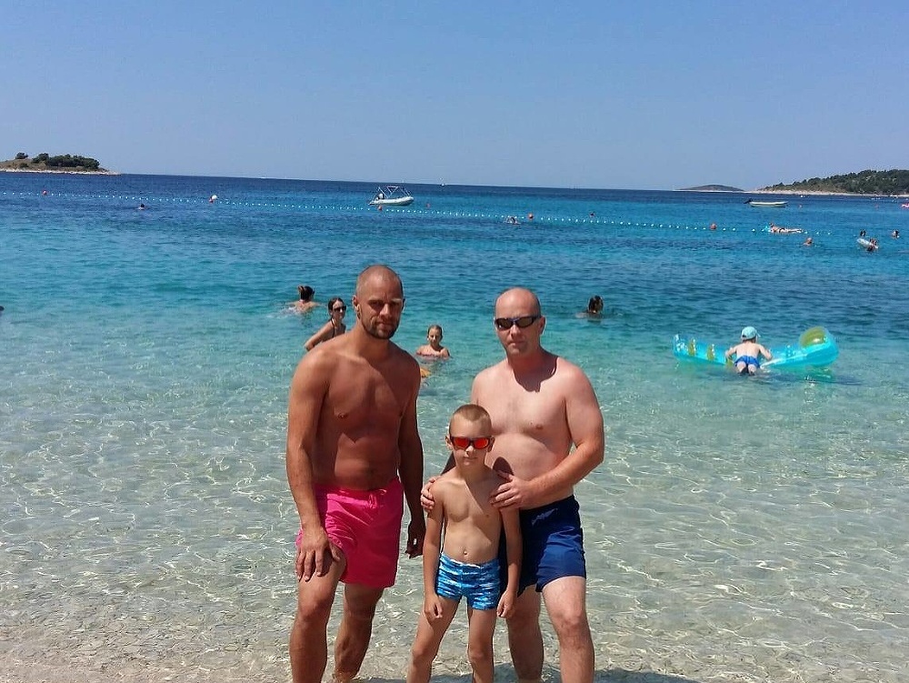 Policajt na dovolenke v Chorvátsku zachránil topiaceho sa otca so synom. 