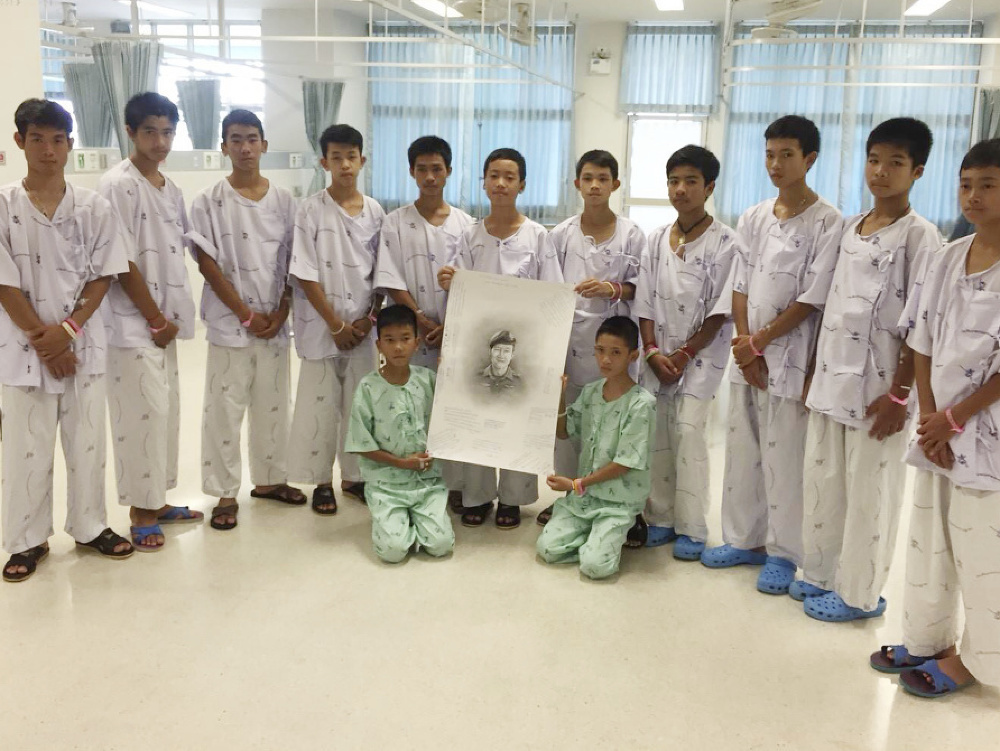 Thajskí chlapci nakreslili v nemocnici zosnulému potápačovi ďakovný odkaz. 
