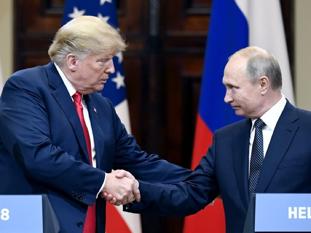 Na snímke vľavo americký prezident Donald Trump a vpravo ruský prezident Vladimir Putin si podávajú ruky