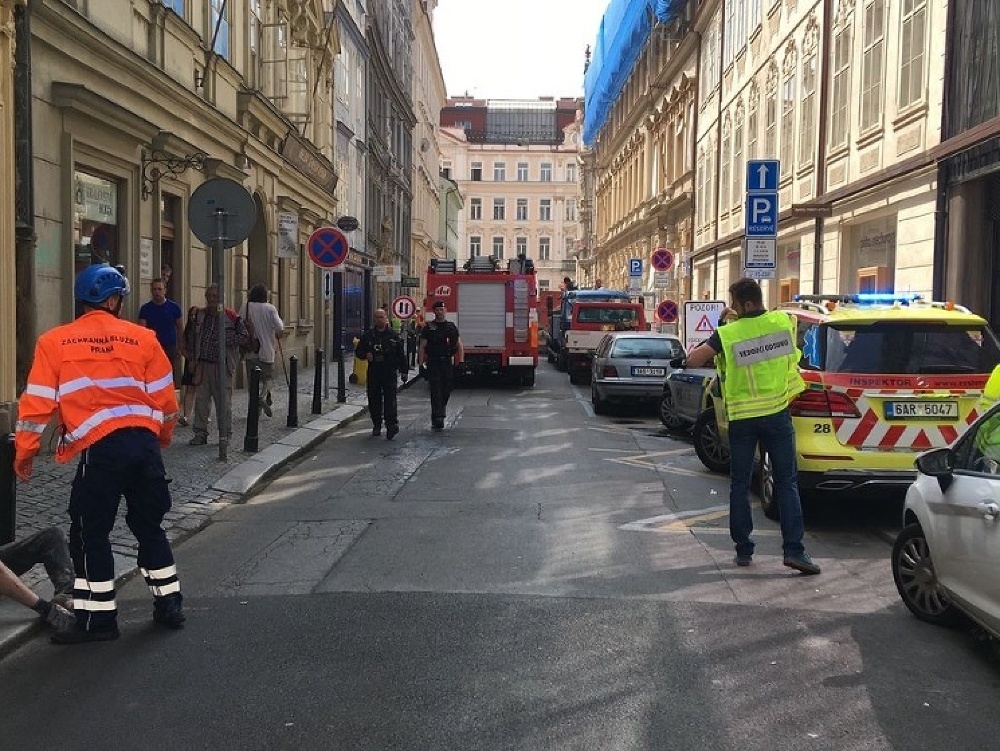 Na stavbe na Mikulandskej ulici v centre Prahy sa dnes zrútila časť budovy