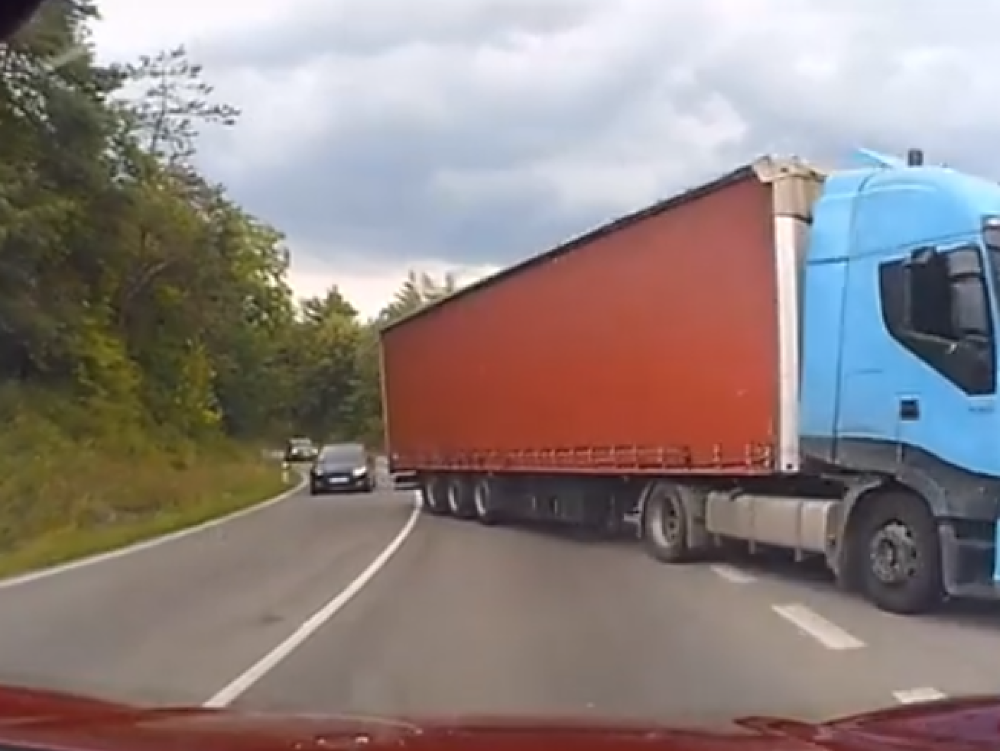 Vodič kamiónu náhle odbočil na odpočívadlo. 