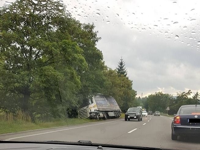 Kamión spôsobil uzavretie cesty