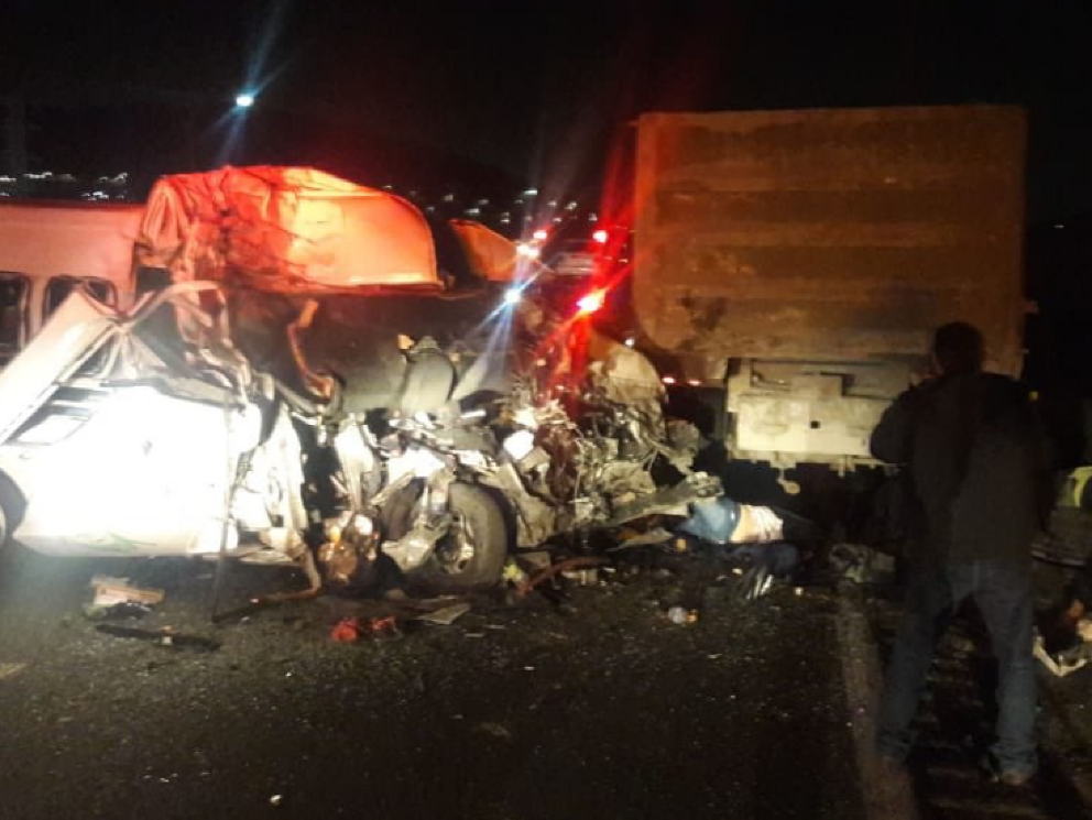 Pri zrážke autobusu a nákladného auta zahynulo 12 ľudí