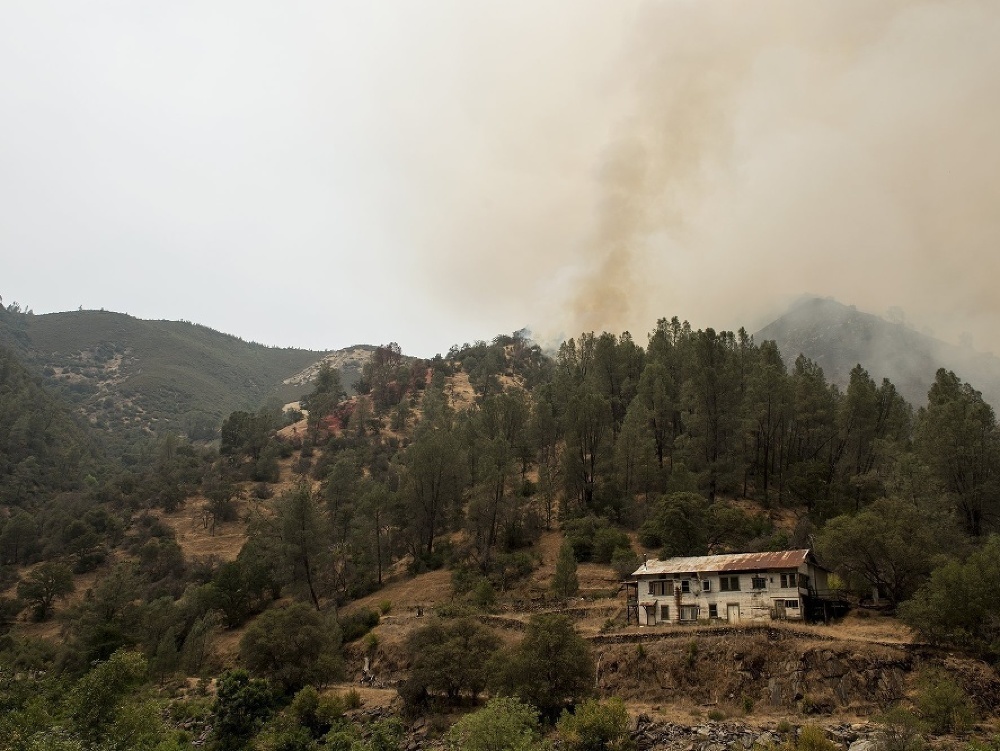 Lesný požiar v okolí Yosemitského národného parku sa nedarí zlikvidovať